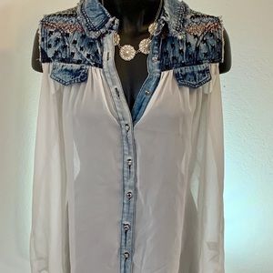 Day trip sleeveless button up top